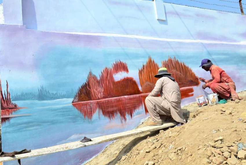 حیدرآباد: ہل ٹاپ روڈ کے ساتھ دیوار پر پینٹنگز میں مصروف ایک ..