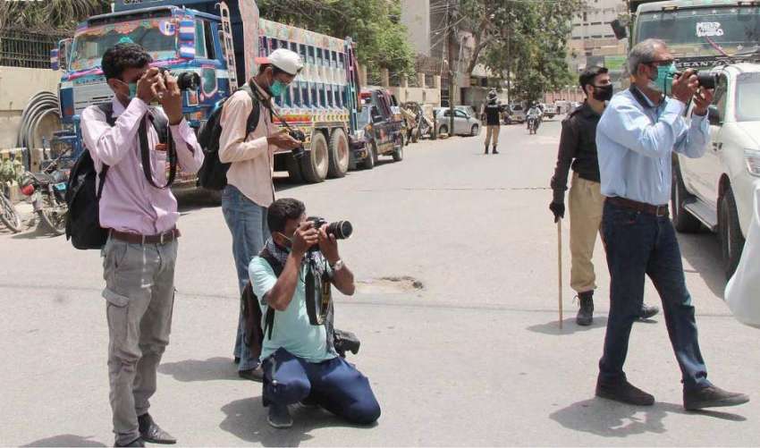 کراچی: لاک ڈوان کے دوران میڈیا ورکرز اپنے فرائض انجام دینے ..