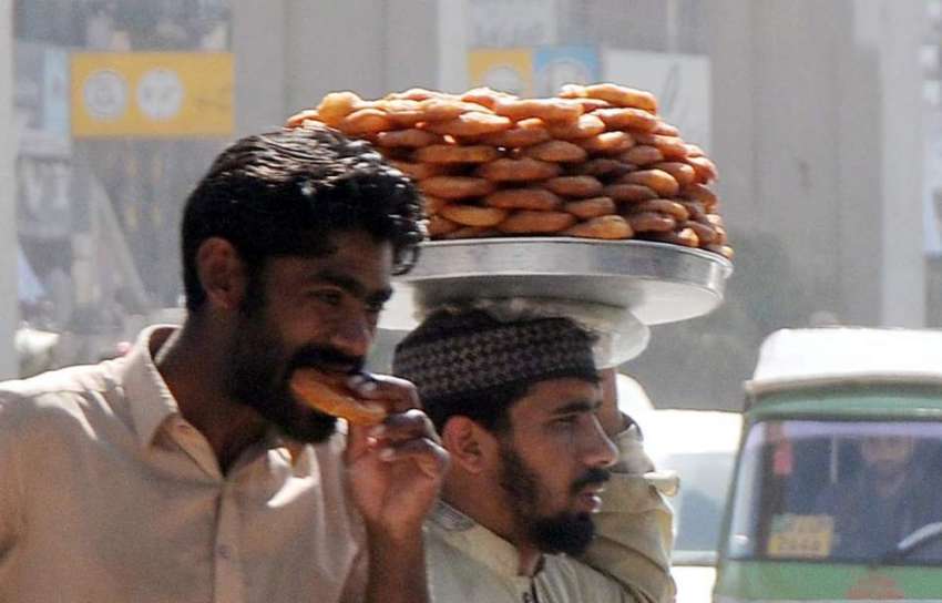 راولپنڈی:۔ ایک محنت کش گھر والوں کا پیٹ پالنے کیلئے کھانے ..