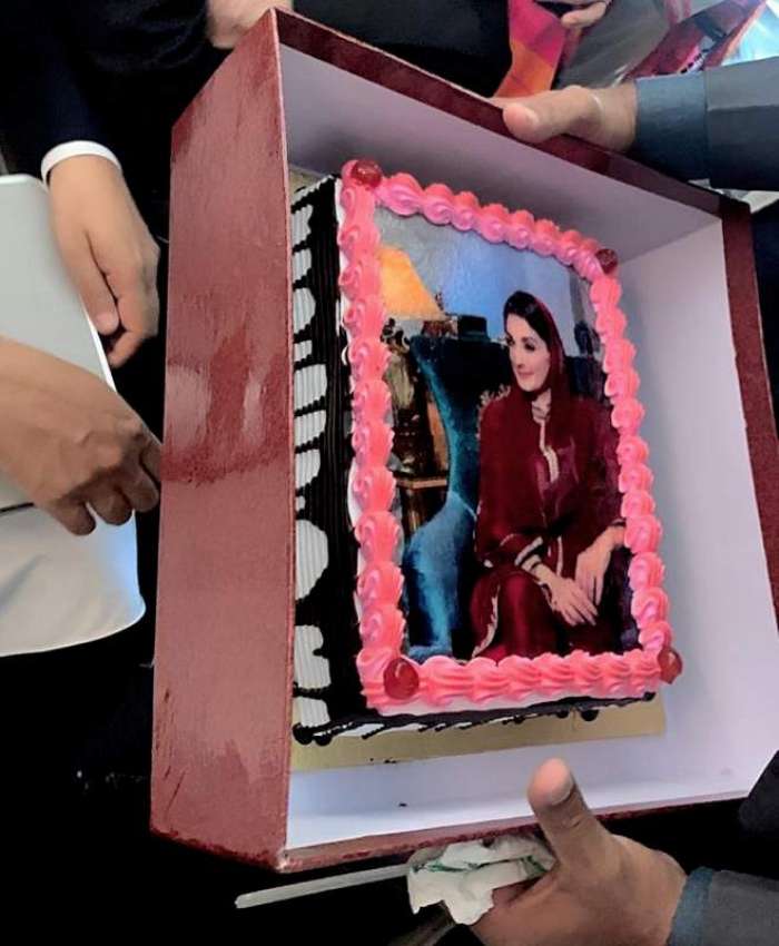لاہور، لیگی رہنما نے مریم نواز کی تصویر والا کیک اُٹھا رکھا ..