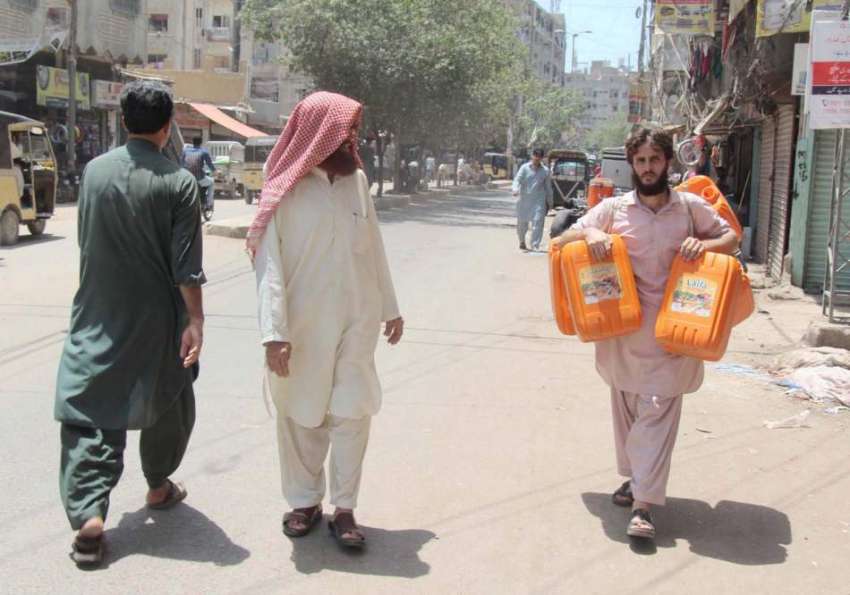کراچی: لیاری کھڈا مارکیٹ میں پانی کی قلت کے باعث ایک شہری ..