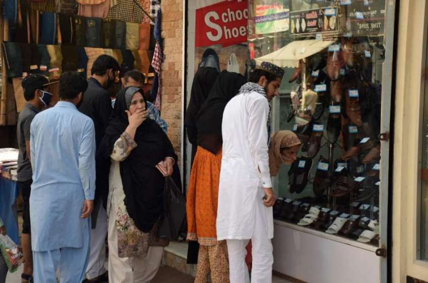 لاہور: شہر میں تین روز بعد کاروبار دوبارہ کھلنے پر شہری انارکلی ..