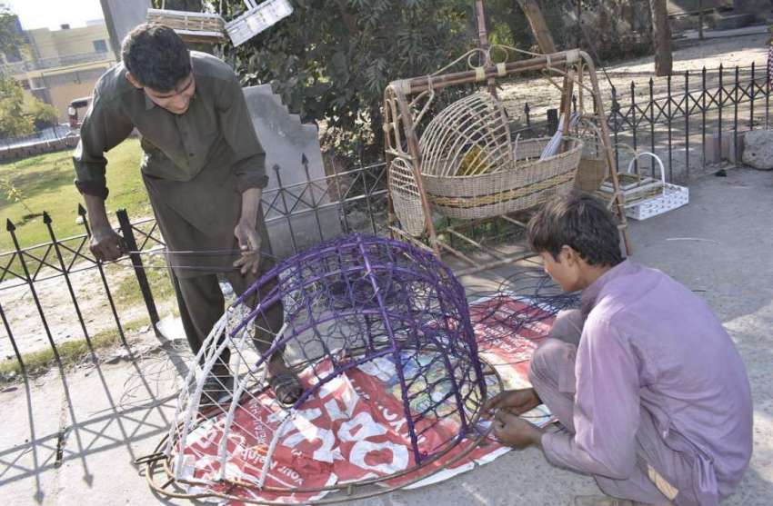 فیصل آباد: کارکنان اپنے کام کی جگہ پر جھولے بنانے میں مصروف ..