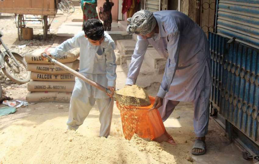 کراچی: ایک بچہ گھر کی کفالت کے لیے مزدور باپ کا ہاتھ بانٹ ..
