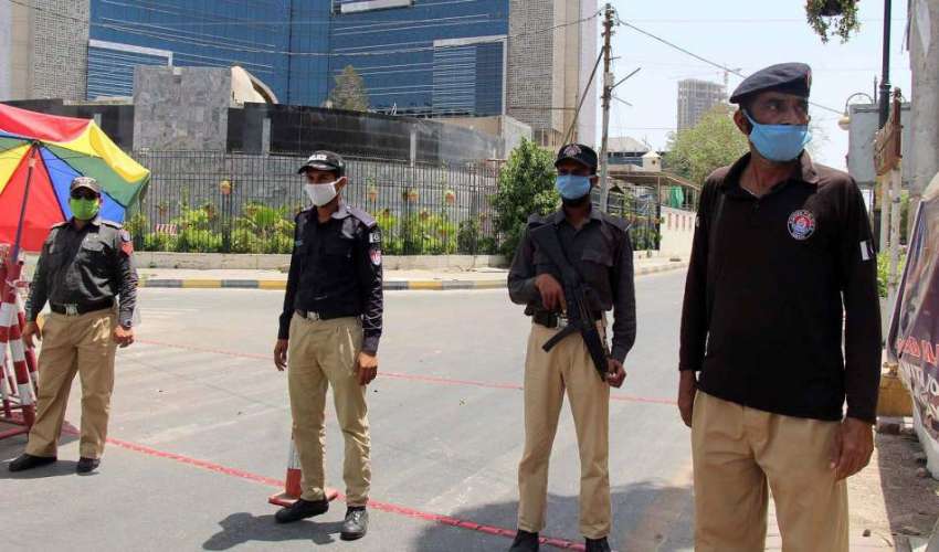 کراچی: لاک ڈوان کی وجہ سے وزیراعلی ہاوس روڈ کو پولیس
نے نا ..