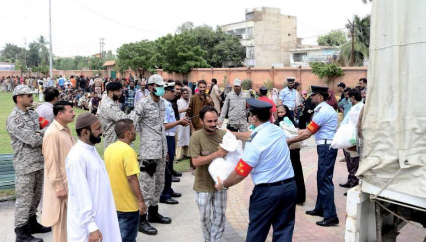 کراچی: پی اے ایف کی جانب سے بارش سے متاثرہ افراد میں امدادی ..