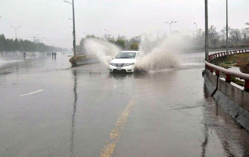 اسلام آباد: بارش کے دوران  پانی سے گزرنے والی ایک گاڑی۔
