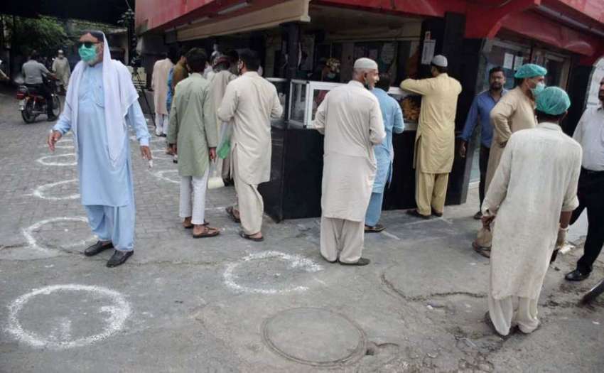 لاہور: گڑھی شاہو میں ایک دکان پر کرونا سے بچاؤ کے لئے سماجی ..