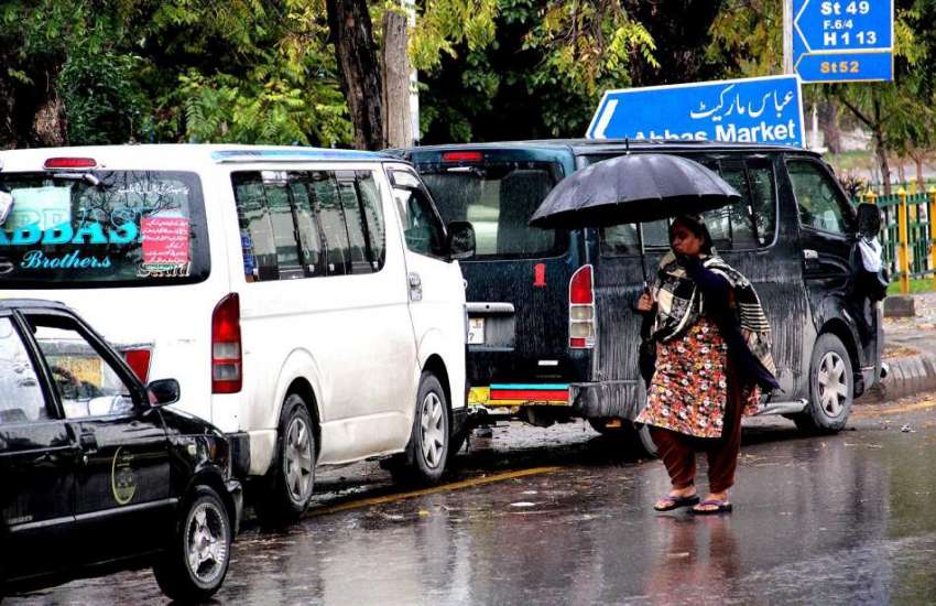 اسلام آباد: وفاقی دارالحکومت میں ایک خاتون بارش کے دوران ..