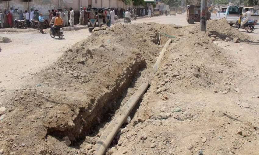 کراچی: لیاری شاہ عبدالطیف بھٹائی روڈ پر ترقیاتی کام سست ..