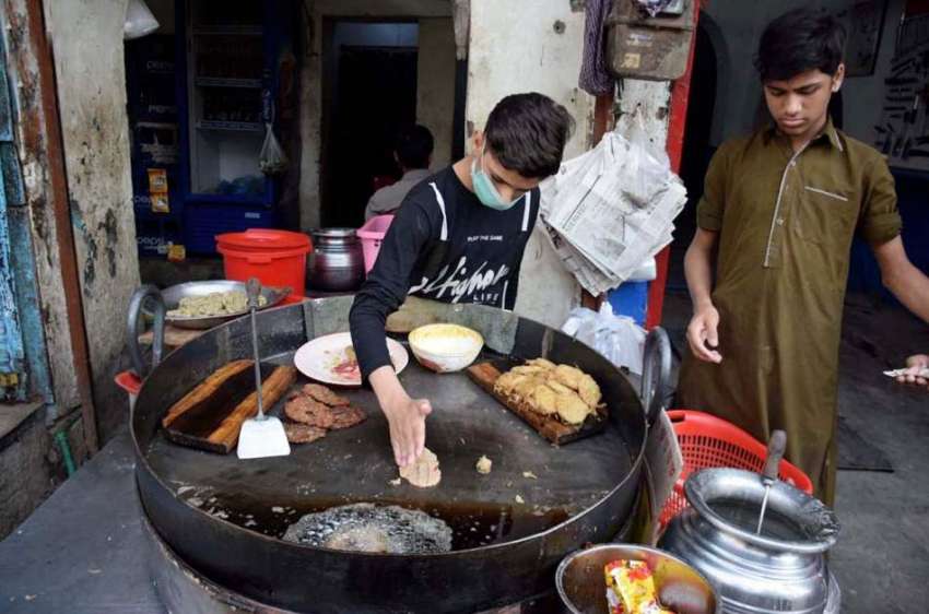 لاہور:ایک محنت کش اندرون شہر میں کباب تیار کر رہا ہے۔
