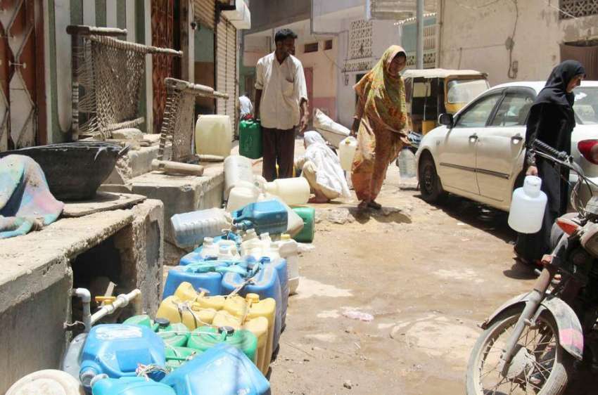کراچی : آگرہ تاج کالونی میں پانی کی قلت کے باعث مکین دور دراز ..