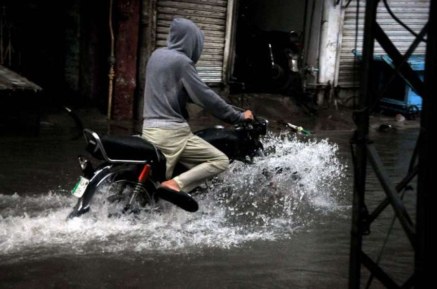 راولپنڈی : موٹر سائیکل سوار موسلا دھار بارش کے بعد امام باڑہ ..