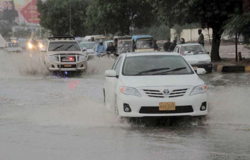 کراچی: کورنگی روڈ پر جمع ہونیوالے بارش کے پانی سے گاڑیاں ..