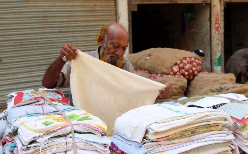کراچی: ایک بزرگ شہری گھر کی کفالت کے لیے تولیے فروخت کر رہا ..