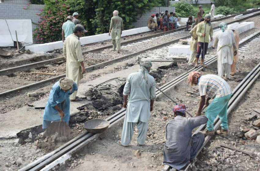 لا ہور: ریلوے مزدور مغلپورہ پھاٹک کی مرمت کا کام کررہے ہیں۔ ..