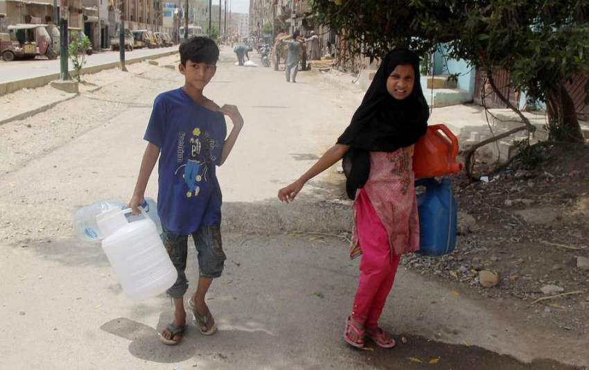 کراچی: لیاری ہنگو را آباد میں پانی کی قلت کے باعث بچے باہر ..