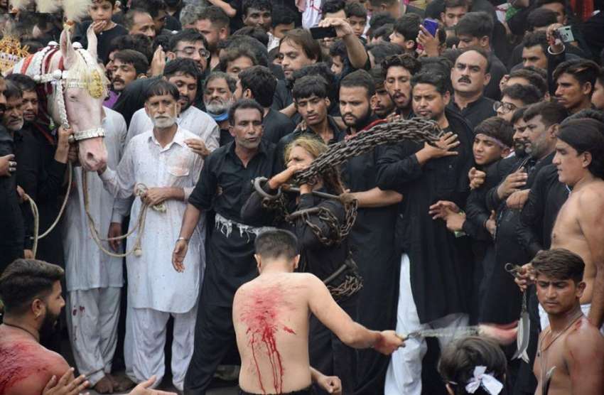 لاہور : نویں محرم الحرام کے مرکزی جلوس میں شریک عزادار زنجیر ..