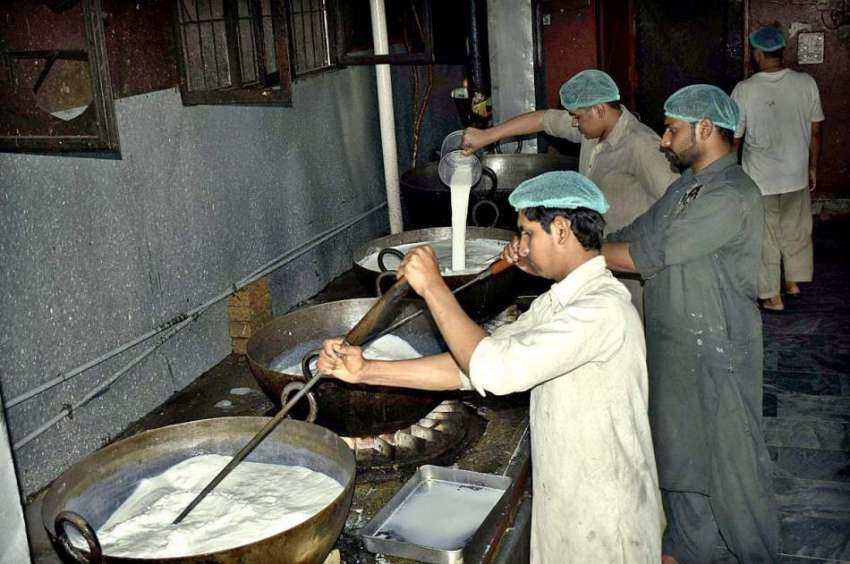 فیصل آباد: مزدور اپنے کام کی جگہ پر  دودھ کو ابالنے میں مصروف ..