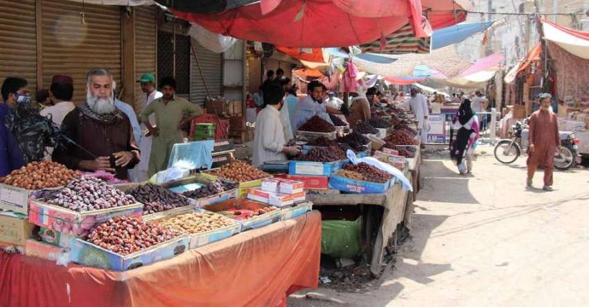 کراچی، رمضان المبارک کی آمد کے باعث کھجور بازار میں دکانیں ..