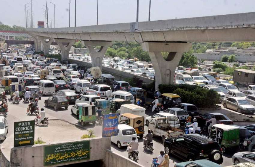 راولپنڈی: لاک ڈاؤن میں نرمی کے بعد ٹریفک پولیس کی جانب سے ..