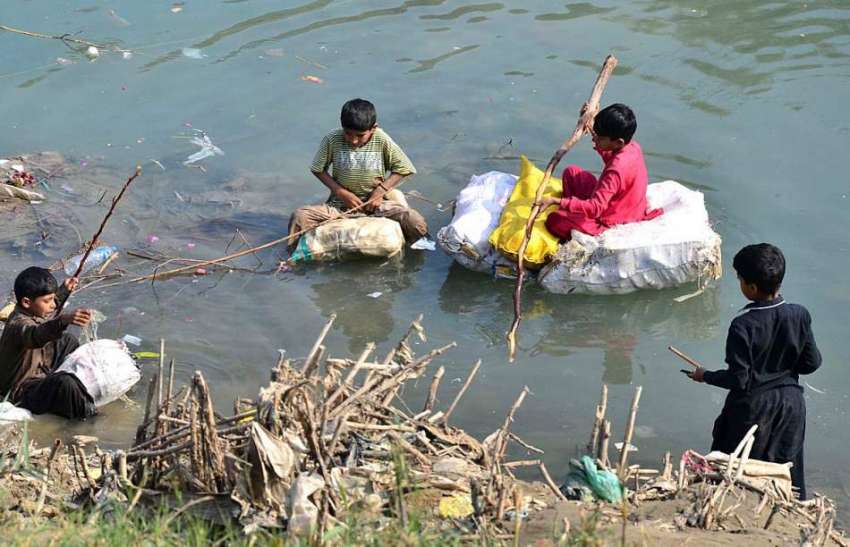 حیدرآباد: چینل موری کینال میں خود ساختہ کشتی پر بیٹھے بچے ..