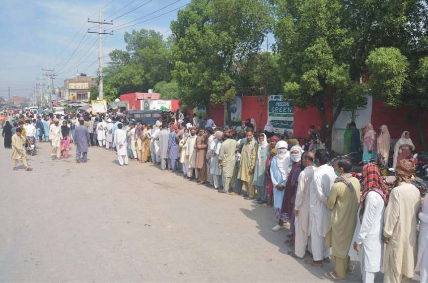 فیصل آباد : احساس سنٹر جلوی مارکیٹ پر امدادی رقوم کے حصول ..