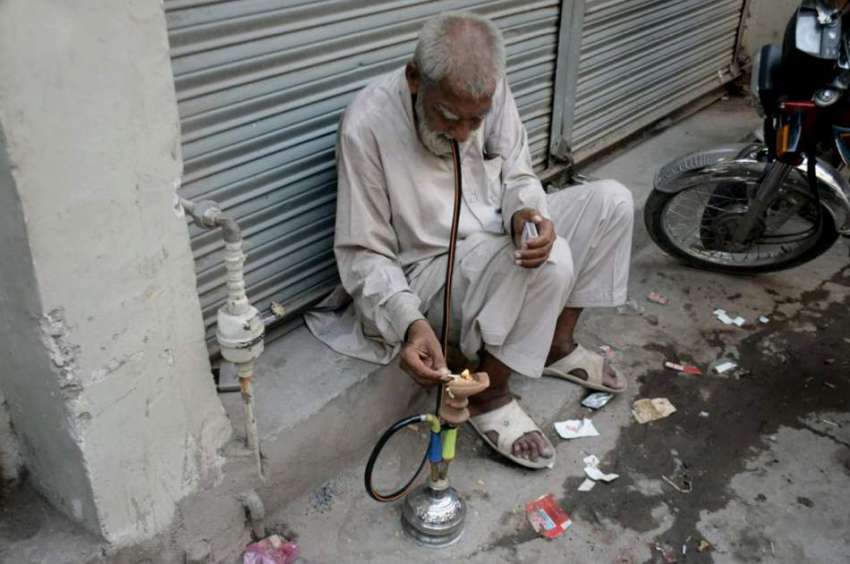لاہور: ایک بزرگ حقہ پی رہا ہے۔
