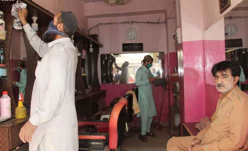 کراچی : کھڈہ مارکیٹ میں حجام 22 روز بعد کھلنے والی دکان کی ..