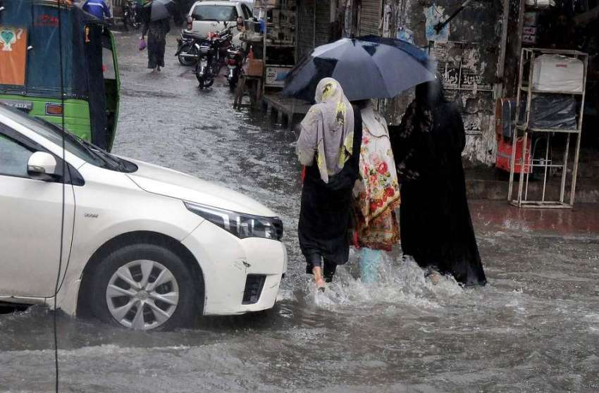 راولپنڈی: ڈھوک کھبہ میں موسلا دار بارش کے باعث جمع پانی سے ..