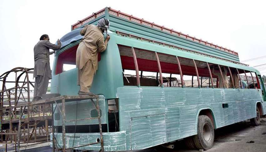 فیصل آباد: کاریگر اپنے کام کے مقام پر بس پینٹ کررہے ہیں۔