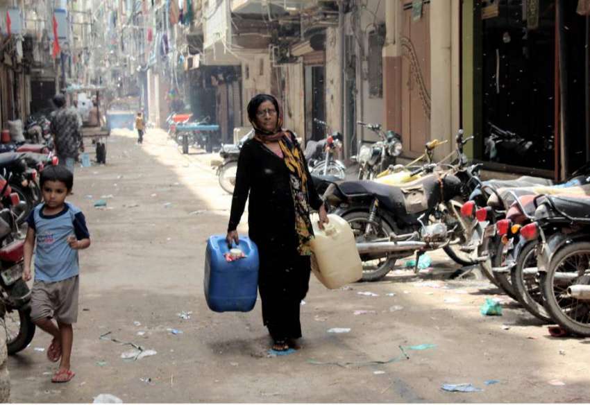 کراچی : نا آباد لیاقت کالونی میں پانی کی قلت کے باعث ایک خاتون ..
