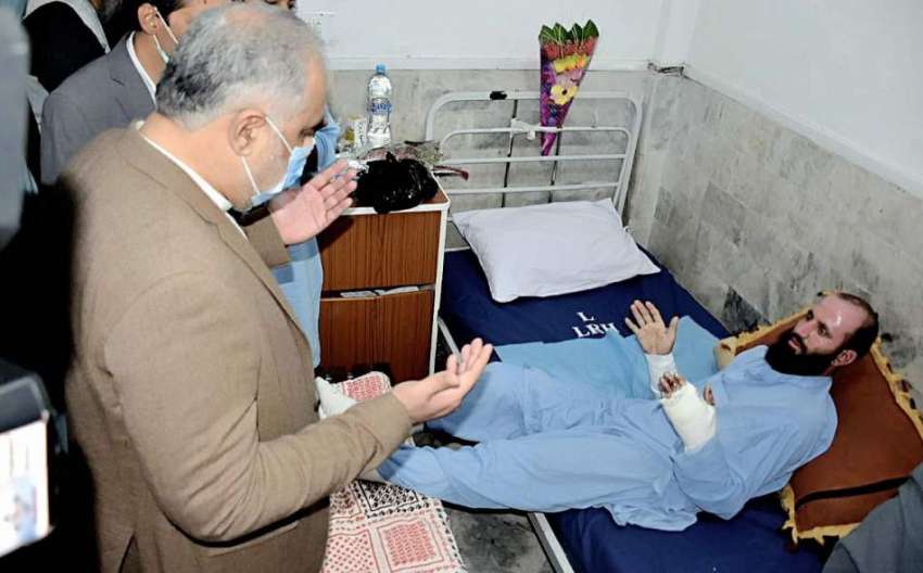 پشاور، سپیکر قومی اسمبلی اسد قیصر لیڈی ریڈنگ ہسپتال میں ..