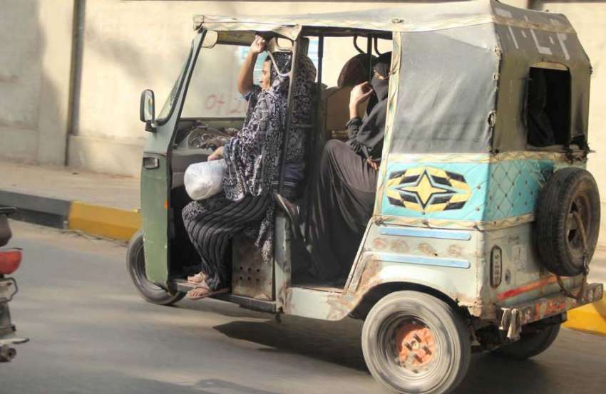 کراچی: آٹو رکشہ میں خواتین ڈرائیور کی نشست کے ساتھ بیٹھی ..