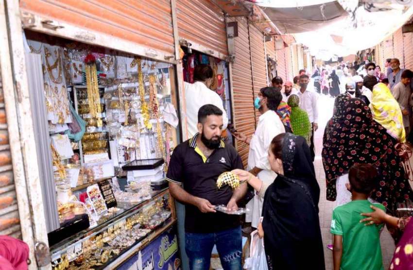 حیدرآباد:جزوی لاک ڈائون کے دوران خاتون ایک دکاندار سے خریداری ..