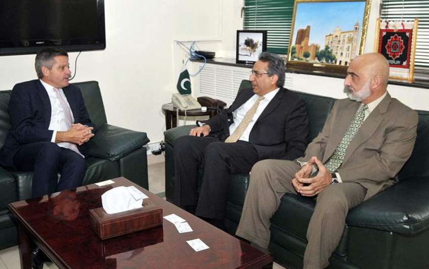 اسلام آباد: برطانیہ کے ٹریڈ کمشنر سائمن پیری اپنے دفتر میں ..
