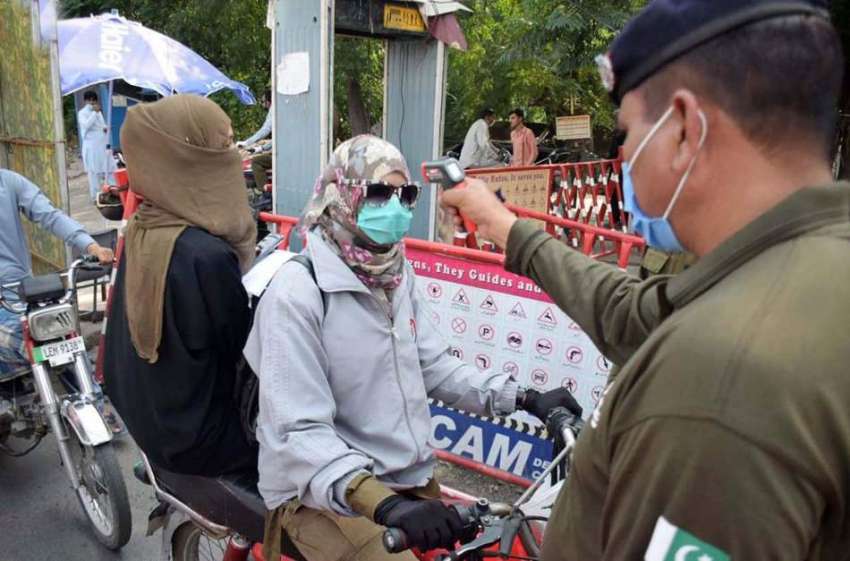 لاہور : پولیس لائن میں داخل ہونے والی موٹر سائیکل سوار خاتون ..