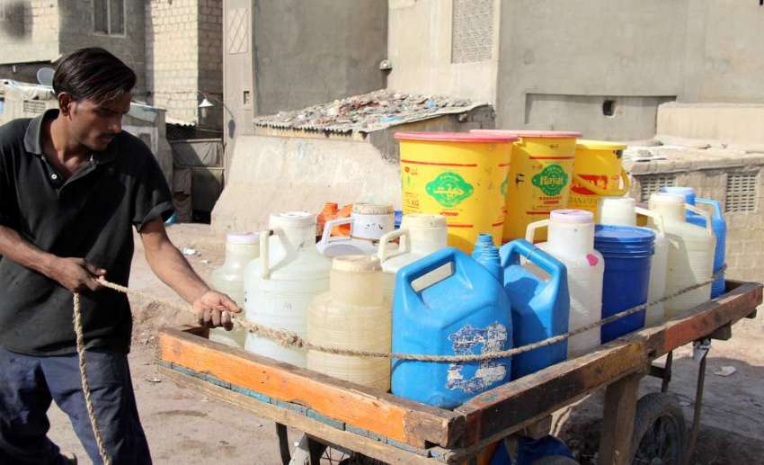 کراچی: لیاری کھڈا مارکیٹ کے رہائشی پانی کی قلت کے سبب ماڑی ..