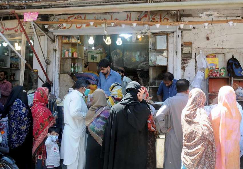 راولپنڈی شہری بنی کے علاقہ میں مصالہ جات کی دکانوں کے باہر ..
