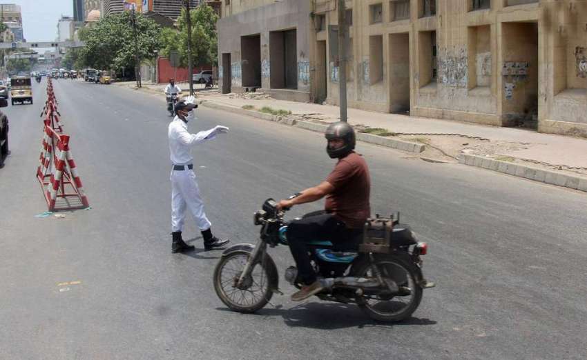 کراچی : ٹریفک اہلکار سخت گرمی میں ایس او پیز پرعمل درآمد ..
