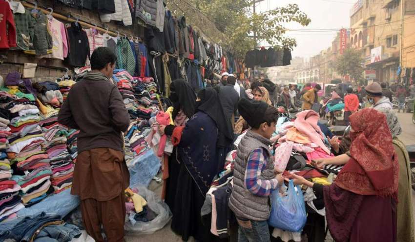 لاہور، خواتین میو ہسپتال کے باہر لگے لنڈے سے گرم کپڑے خرید ..