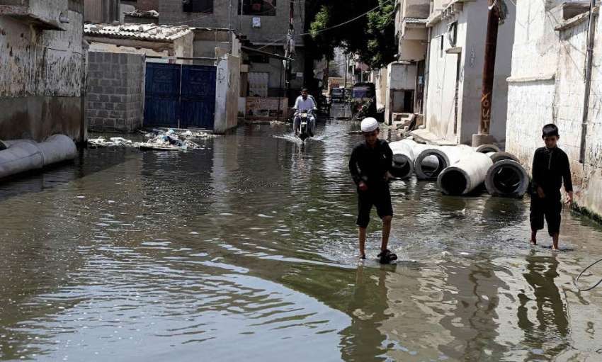 کراچی : جہانگیر روڈ کی گلیوں میں جمع سیوریج کا پانی متعلقہ ..