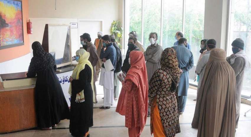 راولپنڈی، بی بی ایچ ہسپتال میں شہری کرونا ٹیسٹ کیلئے قطار ..