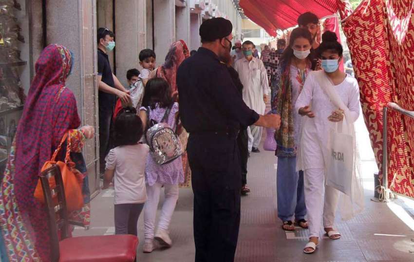 کراچی : شہری ایس او پیز پرعمل درآمد کرتے ہوئے شاپنگ سینٹر ..