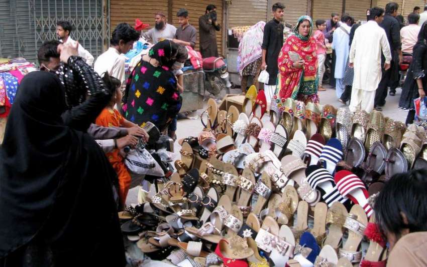حیدرآباد: ریشم بازار میں خاتون جوتے خرید رہی ہے