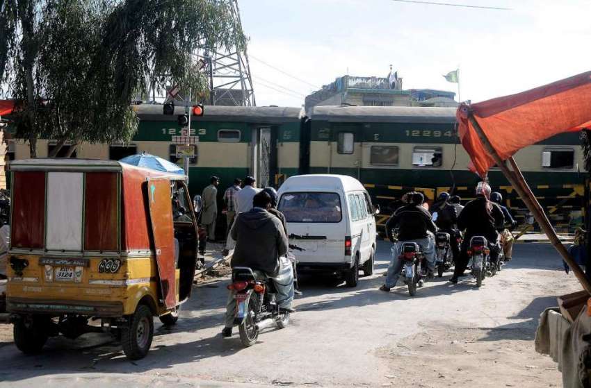 راولپنڈی:مڑیڑحسن ریلوے پھاٹک پر شہری ریل گاڑی گزرنے کا انتظار ..