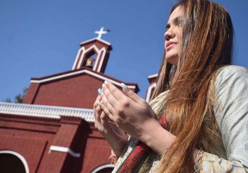 لاہور، گڈفرائیڈے کے موقع پر ایک مسیحی لڑکی دُعا کر رہی ہے۔
