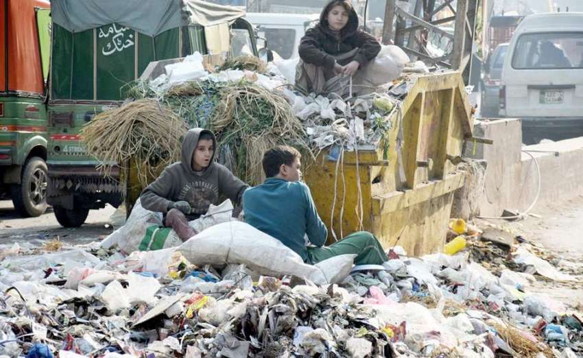 لاہور، بچے کوڑے کے ڈھیر سے کارآمد اشیاء تلاش کر رہے ہیں۔