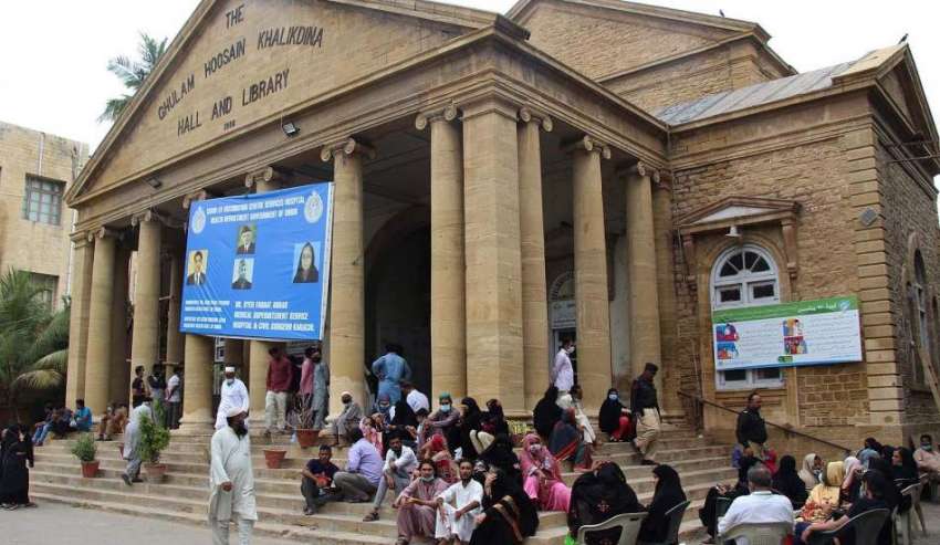 کراچی، خالق دینا ہال میں شہری کورونا وباء سے بچاؤ کی ویکسین ..