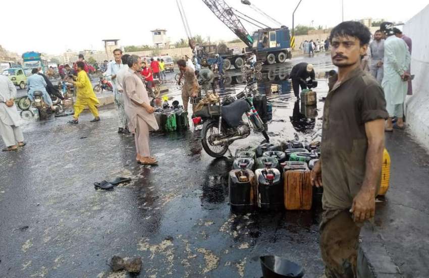 کراچی، آئی آئی سی پل پر آئل ٹینکر اُلٹا پڑا ہے اور اس کا آئل ..